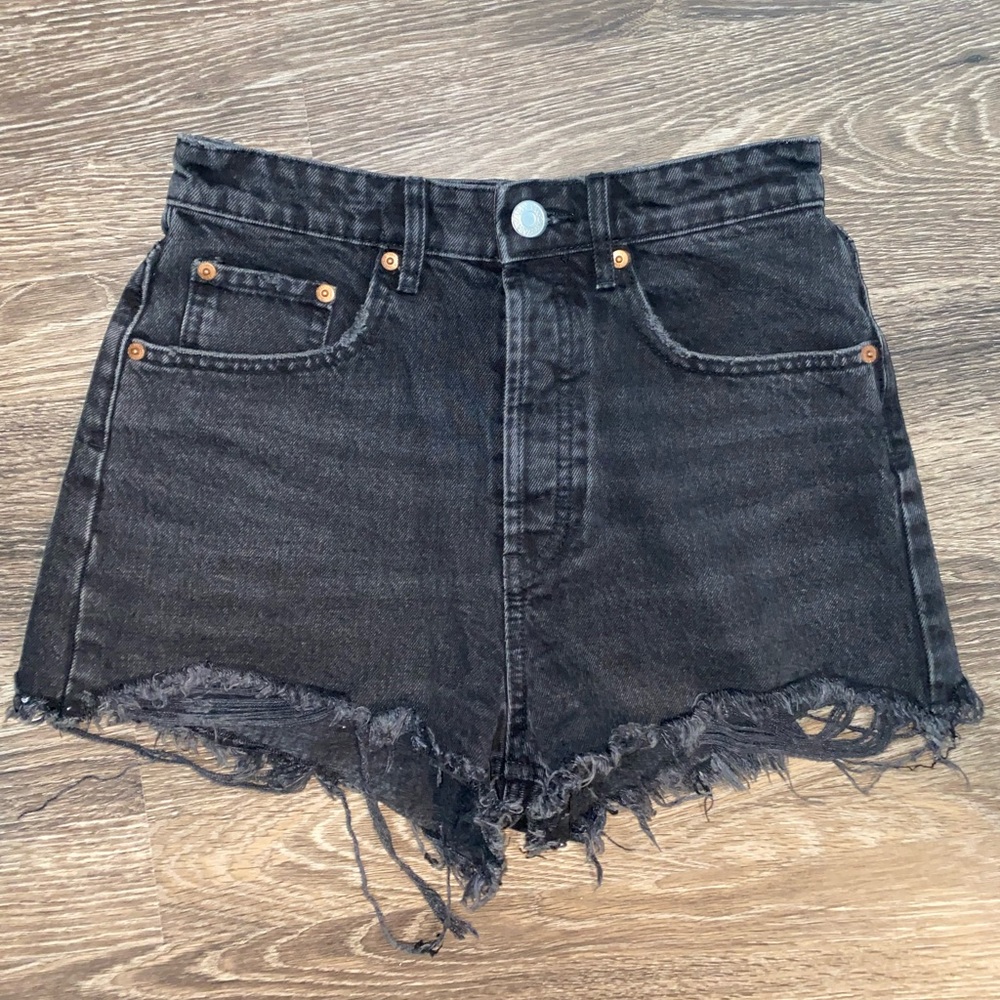 Zara highwaisted shorts in dark wash, size 26